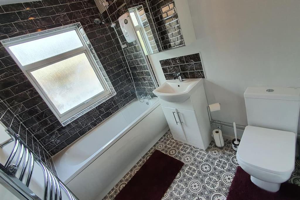 Contractors-City Centre-Parking-Sleeps 9 -Smart Tv, 2 Bathrooms! Coventry Exterior foto
